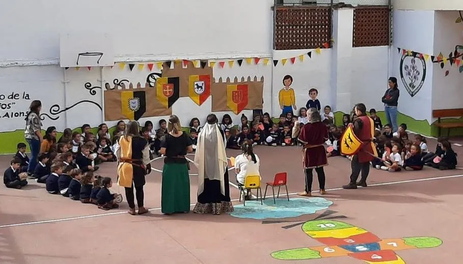 Foto 4 - Rodericus empieza a relatar &lsquo;La Conjura de Ciudad Rodrigo&rsquo; a los ni&ntilde;os de los colegios  
