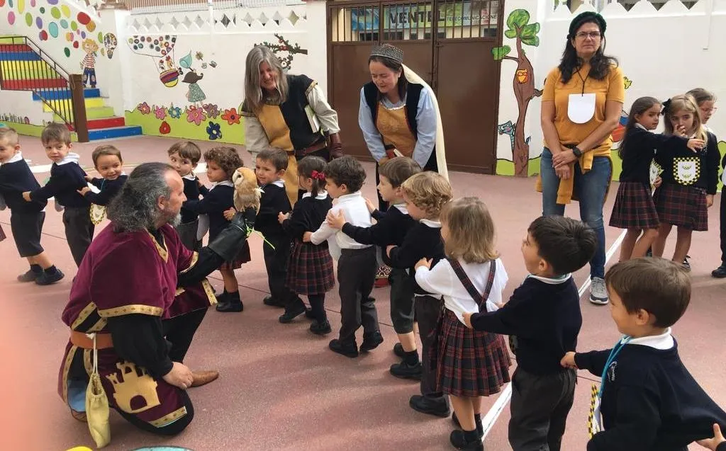 Foto 3 - Rodericus empieza a relatar &lsquo;La Conjura de Ciudad Rodrigo&rsquo; a los ni&ntilde;os de los colegios  