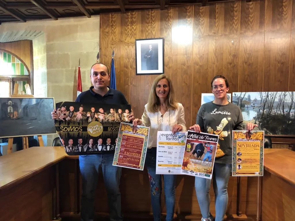 José Gómez, Concepción Miguélez y Lourdes Vaquero durante la presentación del bono de fiestas