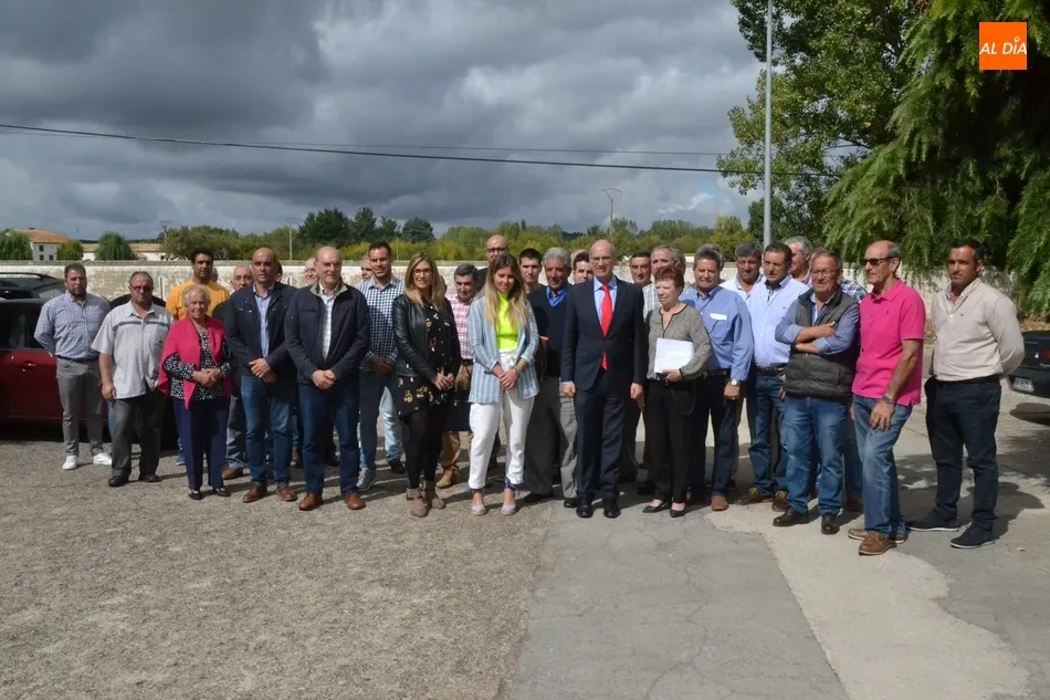 Alcaldes y concejales del PP se reúnen en torno a la mesa con sus representantes en la Diputación ...