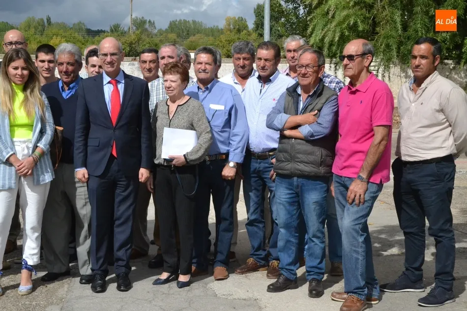Foto 3 - Alcaldes y concejales del PP se re&uacute;nen en torno a la mesa con sus representantes en la Diputaci&oacute;n ...