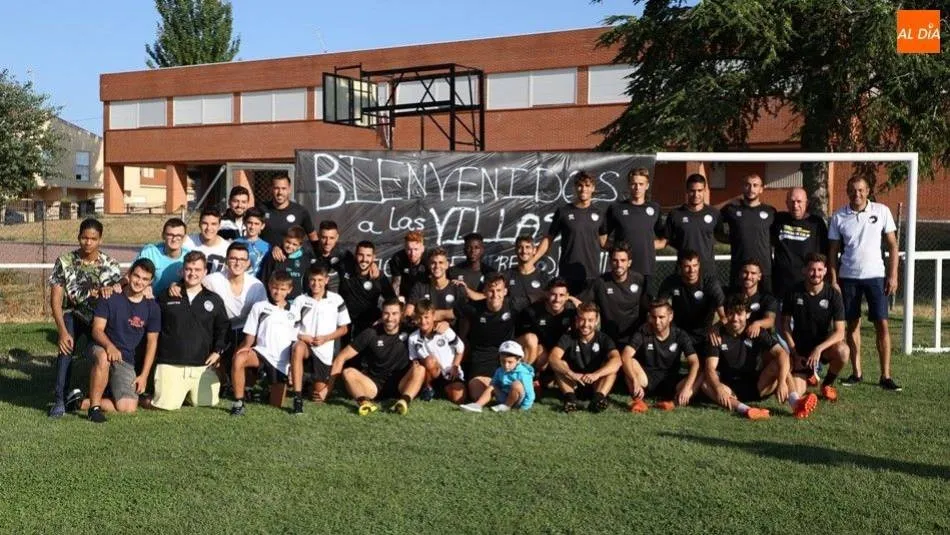 Jugadores y aficionados en el entrenamiento de Villoruela del año pasado