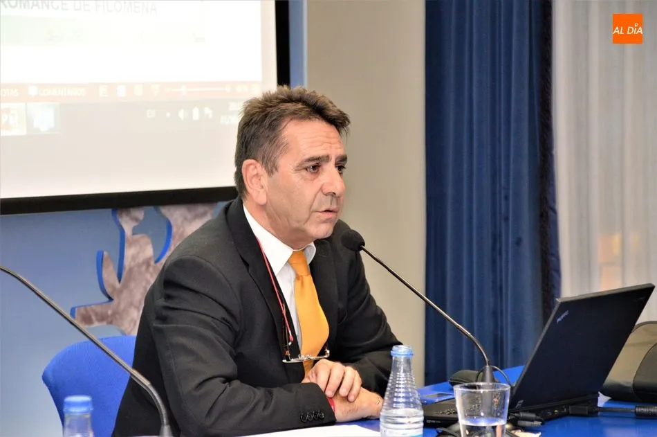 Foto 4 - El fil&oacute;logo Jos&eacute; Luis Herrero desgrana las peculiaridades del Romancero salmantino