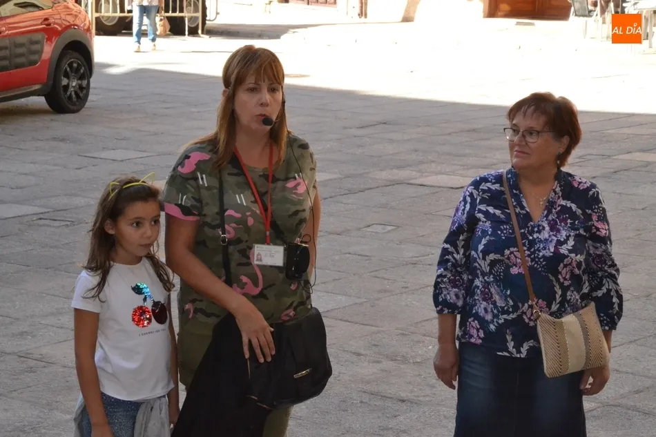 Foto 6 - Una treintena de personas toma parte en la visita guiada gratuita por el centro de Mir&oacute;briga  