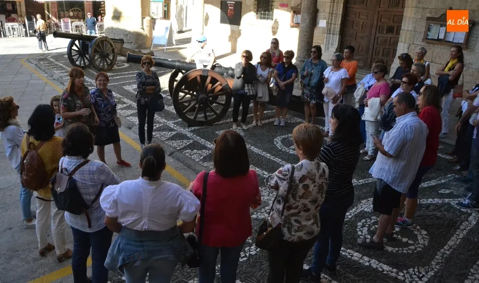 Foto 7 - Una treintena de personas toma parte en la visita guiada gratuita por el centro de Mir&oacute;briga  