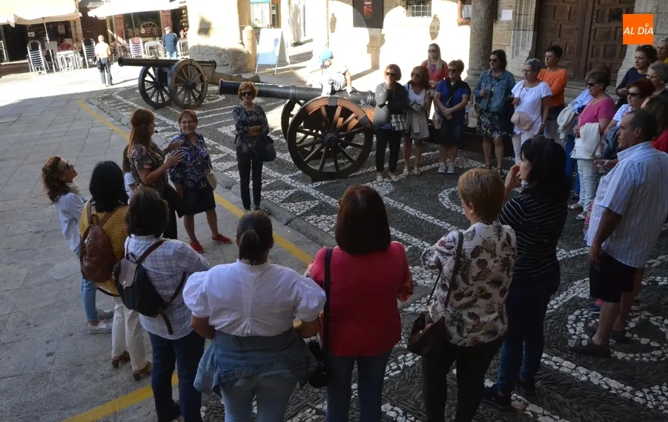 Foto 8 - Una treintena de personas toma parte en la visita guiada gratuita por el centro de Mir&oacute;briga  