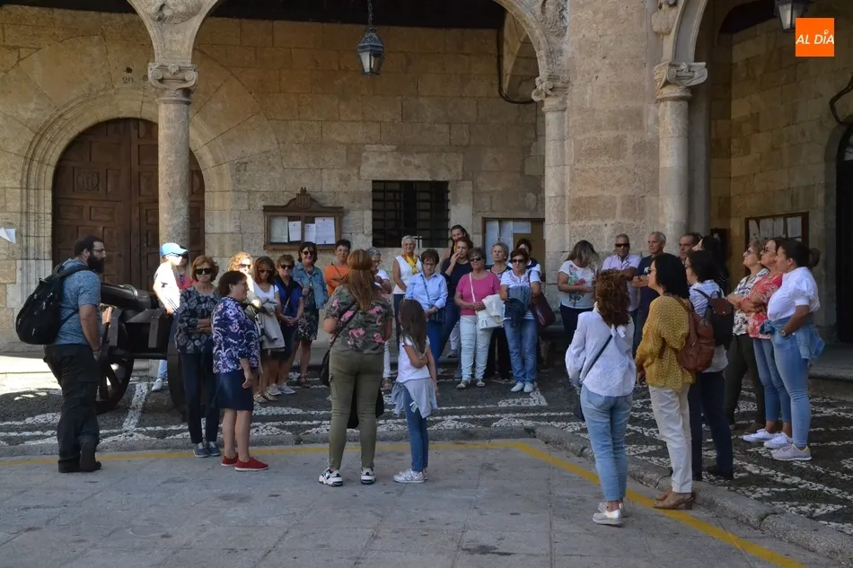 Foto 4 - Una treintena de personas toma parte en la visita guiada gratuita por el centro de Mir&oacute;briga  