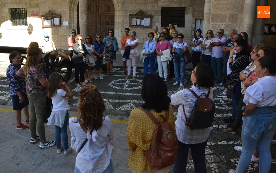 Foto 5 - Una treintena de personas toma parte en la visita guiada gratuita por el centro de Mir&oacute;briga  