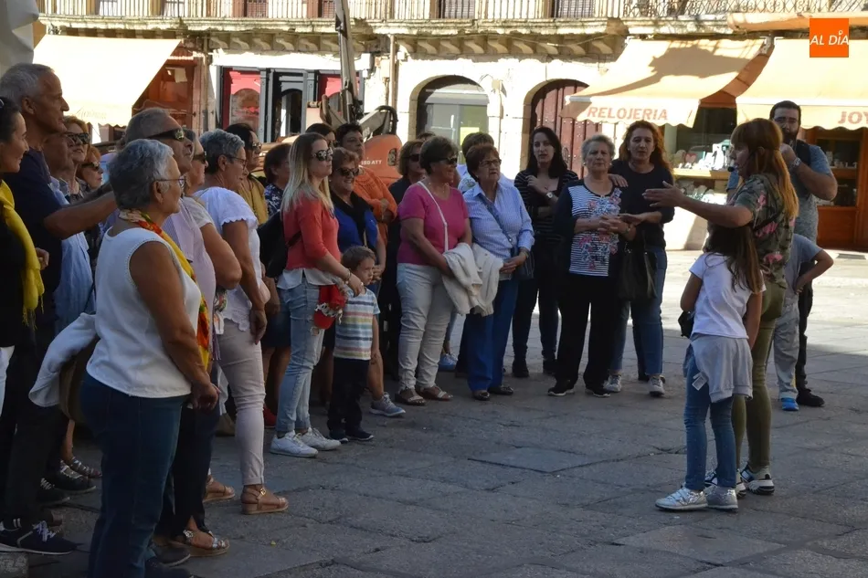 Foto 3 - Una treintena de personas toma parte en la visita guiada gratuita por el centro de Mir&oacute;briga  
