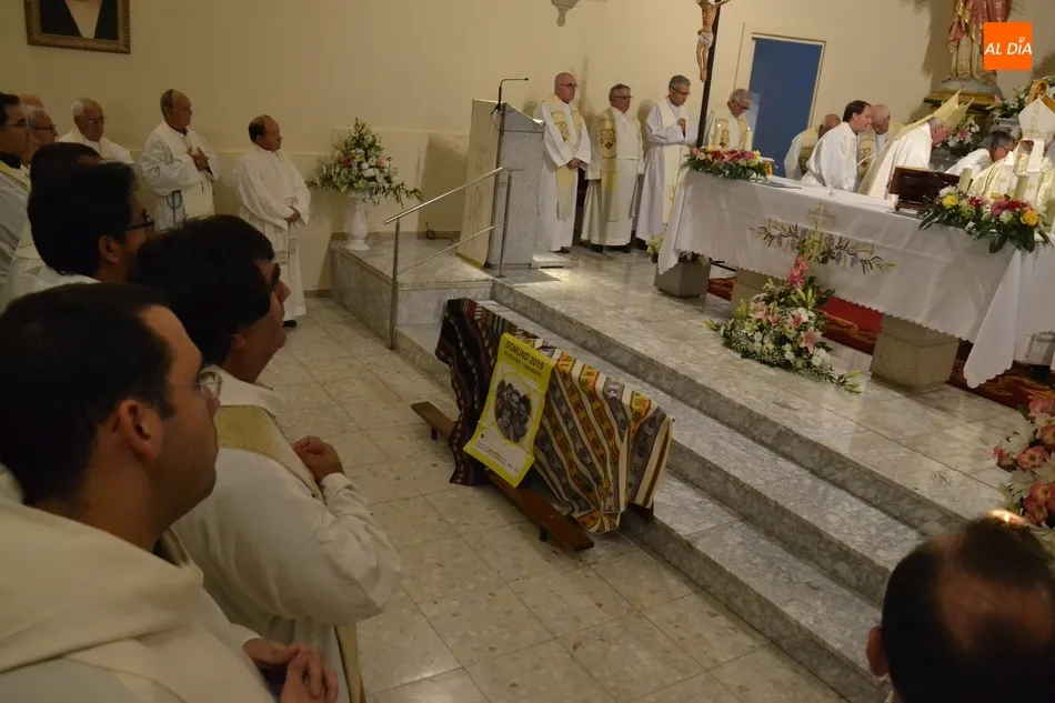 Foto 8 - Llenazo en la apertura del Mes Misionero Extraordinario en las Carmelitas  