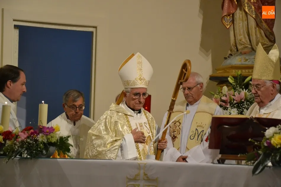 Foto 10 - Llenazo en la apertura del Mes Misionero Extraordinario en las Carmelitas  