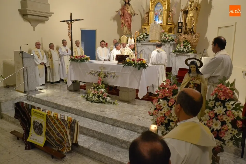 Foto 9 - Llenazo en la apertura del Mes Misionero Extraordinario en las Carmelitas  