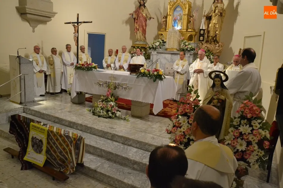 Foto 6 - Llenazo en la apertura del Mes Misionero Extraordinario en las Carmelitas  