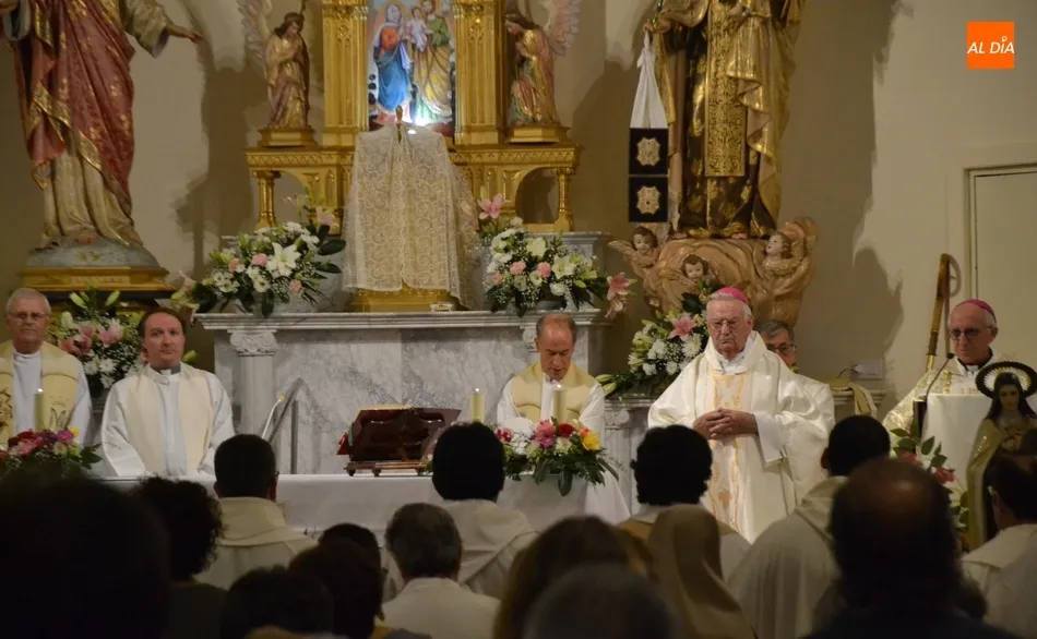 Foto 4 - Llenazo en la apertura del Mes Misionero Extraordinario en las Carmelitas  