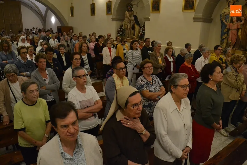 Foto 5 - Llenazo en la apertura del Mes Misionero Extraordinario en las Carmelitas  