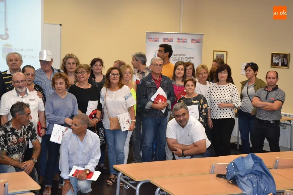 Foto 2 - La Hermandad de Donantes premia a medio centenar de mirobrigenses por su n&uacute;mero de donaciones  