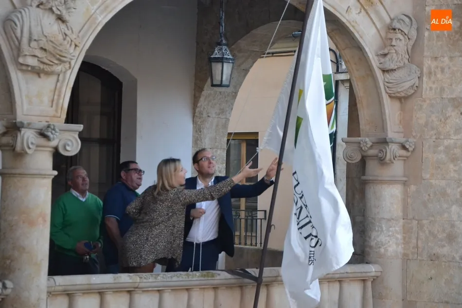 Miróbriga iza un año más la bandera de Los Pueblos Más Bonitos de España  