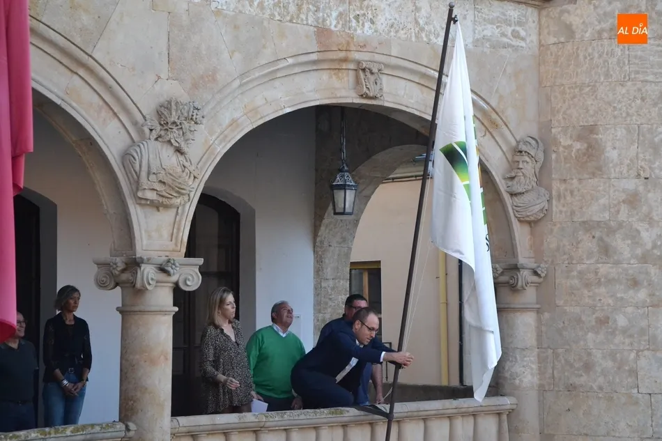 Foto 3 - Mir&oacute;briga iza un a&ntilde;o m&aacute;s la bandera de Los Pueblos M&aacute;s Bonitos de Espa&ntilde;a  