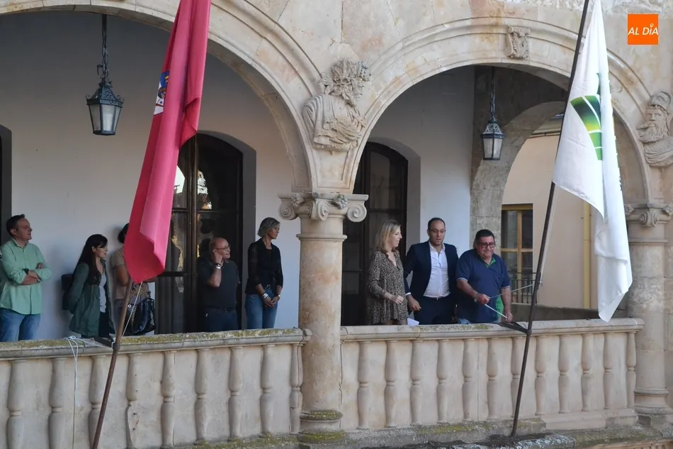 Foto 2 - Mir&oacute;briga iza un a&ntilde;o m&aacute;s la bandera de Los Pueblos M&aacute;s Bonitos de Espa&ntilde;a  