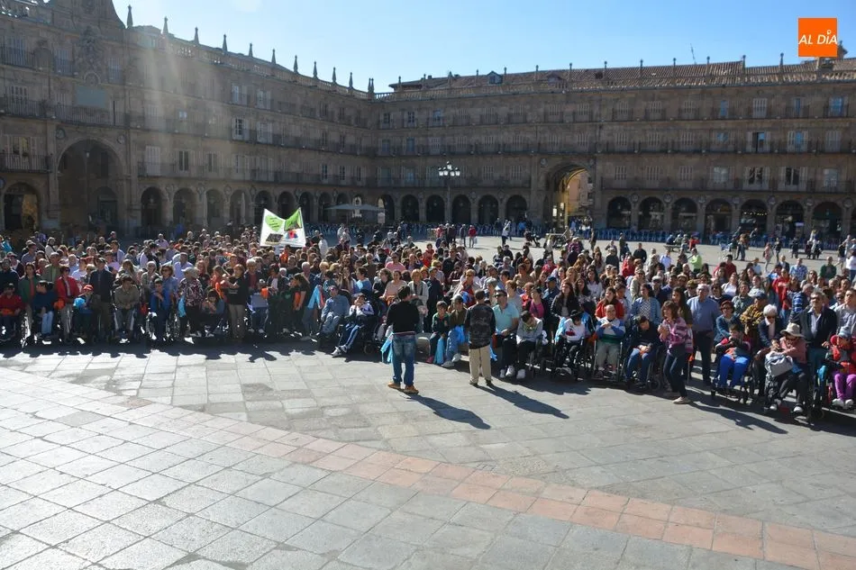 Foto 2 - Aspace reivindica los derechos de las personas con par&aacute;lisis cerebral con un encuentro en la Plaza ...