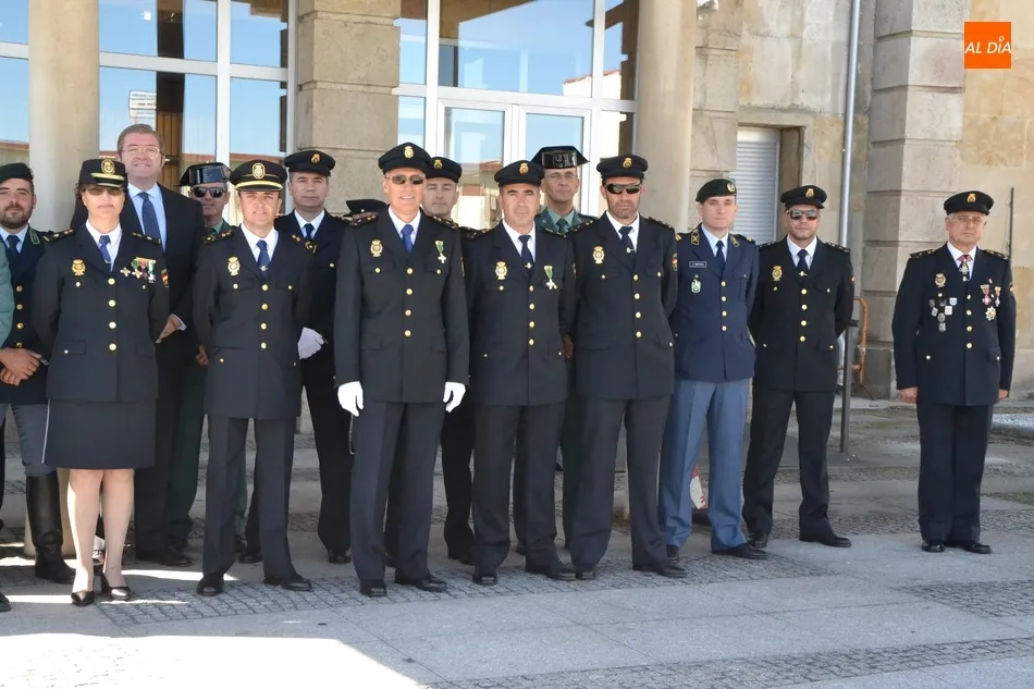 Foto 11 - Distinguidos 5 polic&iacute;as nacionales de Fuentes de O&ntilde;oro en la celebraci&oacute;n de sus patronos  