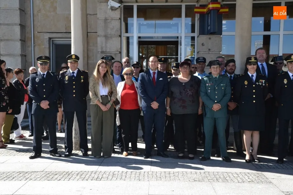 Foto 9 - Distinguidos 5 polic&iacute;as nacionales de Fuentes de O&ntilde;oro en la celebraci&oacute;n de sus patronos  