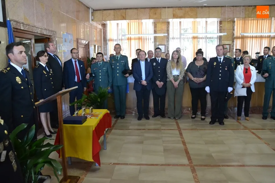 Foto 8 - Distinguidos 5 polic&iacute;as nacionales de Fuentes de O&ntilde;oro en la celebraci&oacute;n de sus patronos  