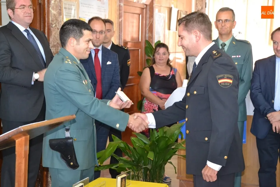 Foto 7 - Distinguidos 5 polic&iacute;as nacionales de Fuentes de O&ntilde;oro en la celebraci&oacute;n de sus patronos  