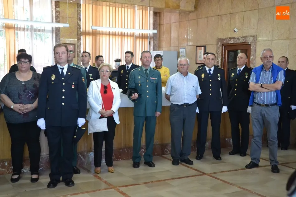 Foto 6 - Distinguidos 5 polic&iacute;as nacionales de Fuentes de O&ntilde;oro en la celebraci&oacute;n de sus patronos  