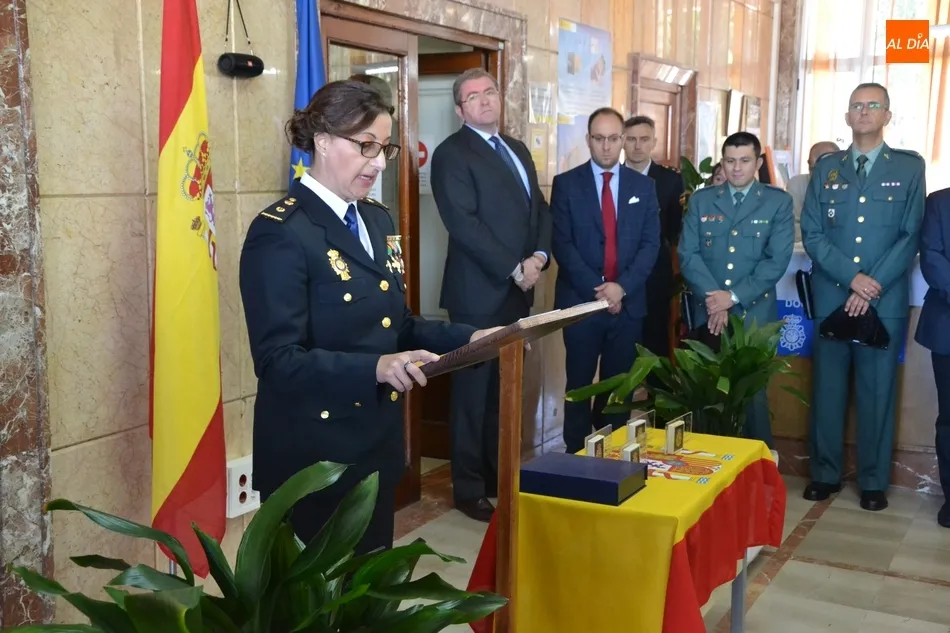Foto 5 - Distinguidos 5 polic&iacute;as nacionales de Fuentes de O&ntilde;oro en la celebraci&oacute;n de sus patronos  