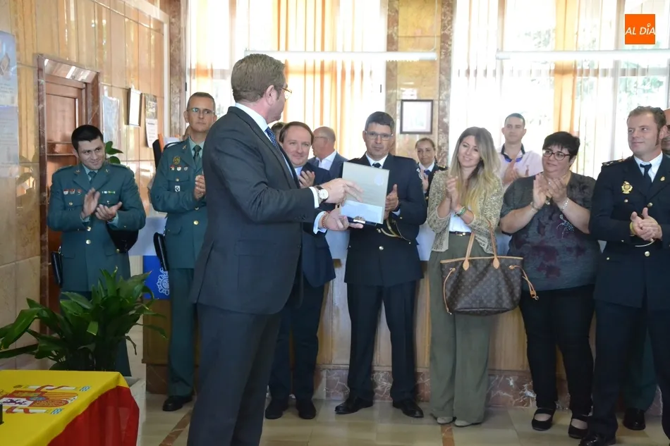 Foto 4 - Distinguidos 5 polic&iacute;as nacionales de Fuentes de O&ntilde;oro en la celebraci&oacute;n de sus patronos  