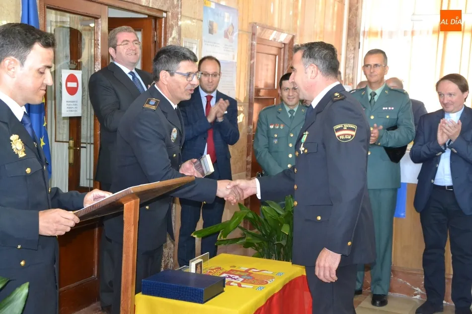 Foto 3 - Distinguidos 5 polic&iacute;as nacionales de Fuentes de O&ntilde;oro en la celebraci&oacute;n de sus patronos  
