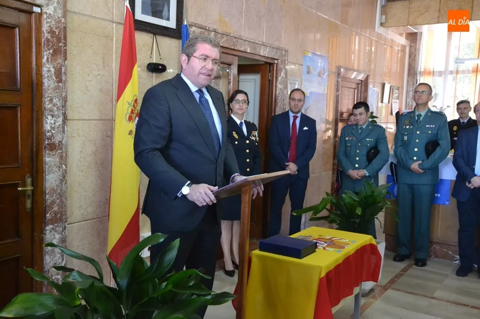 Foto 2 - Distinguidos 5 polic&iacute;as nacionales de Fuentes de O&ntilde;oro en la celebraci&oacute;n de sus patronos  