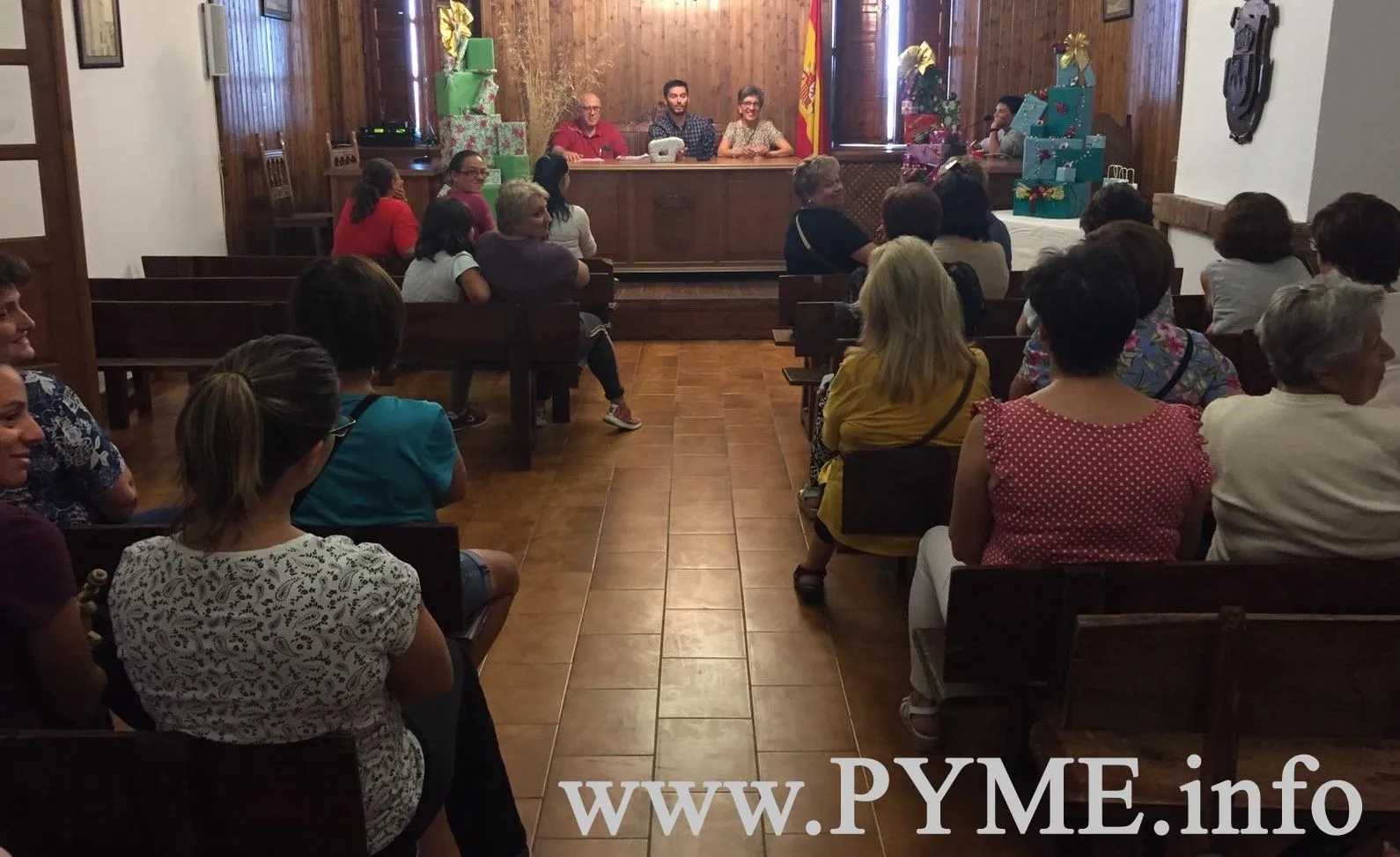 Una veintena de personas participará en Fuenteguinaldo en un taller de decoración navideña  