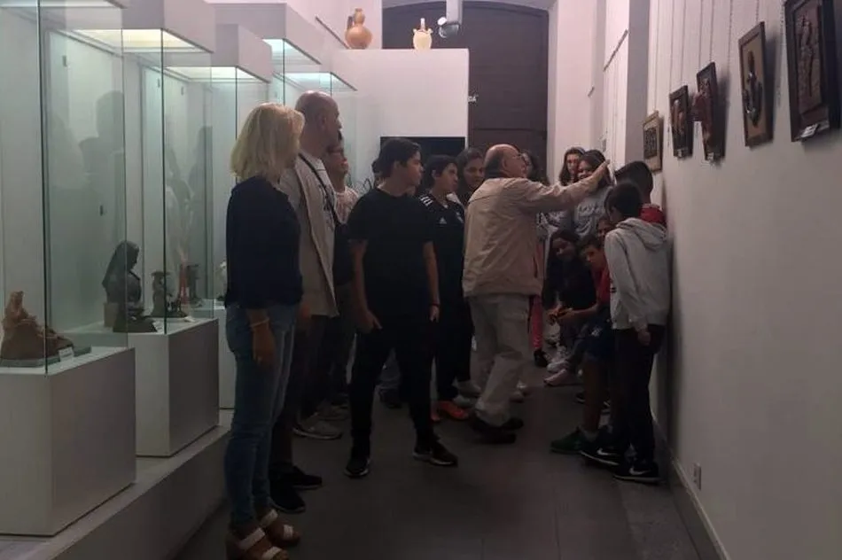 Foto 7 - Alumnos de ESO del IES Ramos del Manzano visitan la exposici&oacute;n de &Aacute;ngel Pere&ntilde;a en Vitigudino  