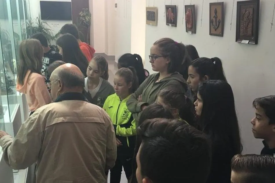 Foto 6 - Alumnos de ESO del IES Ramos del Manzano visitan la exposici&oacute;n de &Aacute;ngel Pere&ntilde;a en Vitigudino  