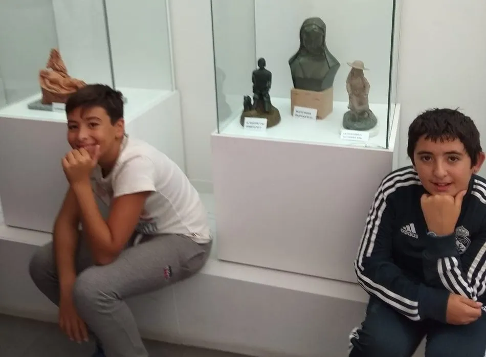 Foto 5 - Alumnos de ESO del IES Ramos del Manzano visitan la exposici&oacute;n de &Aacute;ngel Pere&ntilde;a en Vitigudino  