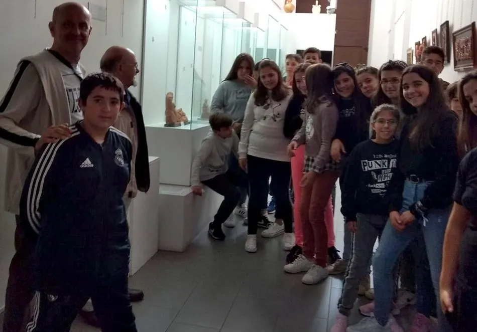 Foto 4 - Alumnos de ESO del IES Ramos del Manzano visitan la exposici&oacute;n de &Aacute;ngel Pere&ntilde;a en Vitigudino  
