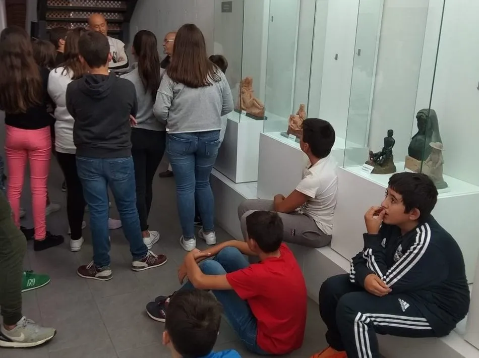 Foto 3 - Alumnos de ESO del IES Ramos del Manzano visitan la exposici&oacute;n de &Aacute;ngel Pere&ntilde;a en Vitigudino  