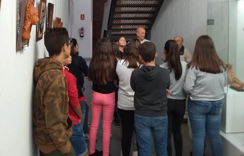 Foto 2 - Alumnos de ESO del IES Ramos del Manzano visitan la exposici&oacute;n de &Aacute;ngel Pere&ntilde;a en Vitigudino  