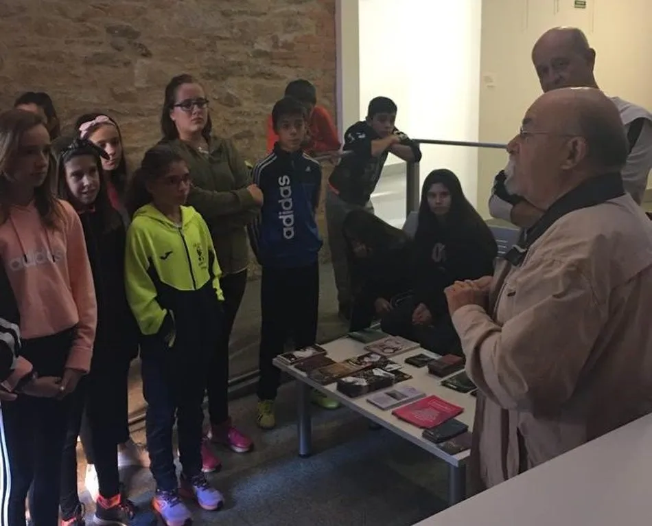 Foto 8 - Alumnos de ESO del IES Ramos del Manzano visitan la exposici&oacute;n de &Aacute;ngel Pere&ntilde;a en Vitigudino  