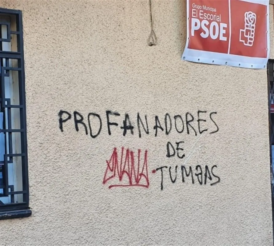 Pintadas en la fachada de la sede del PSOE / Europa Press