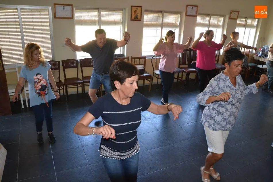 Foto 5 - La AVV de la Avenida de Espa&ntilde;a arranca su taller de baile charro camino de los 40 participantes  