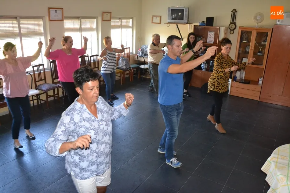 Foto 4 - La AVV de la Avenida de Espa&ntilde;a arranca su taller de baile charro camino de los 40 participantes  