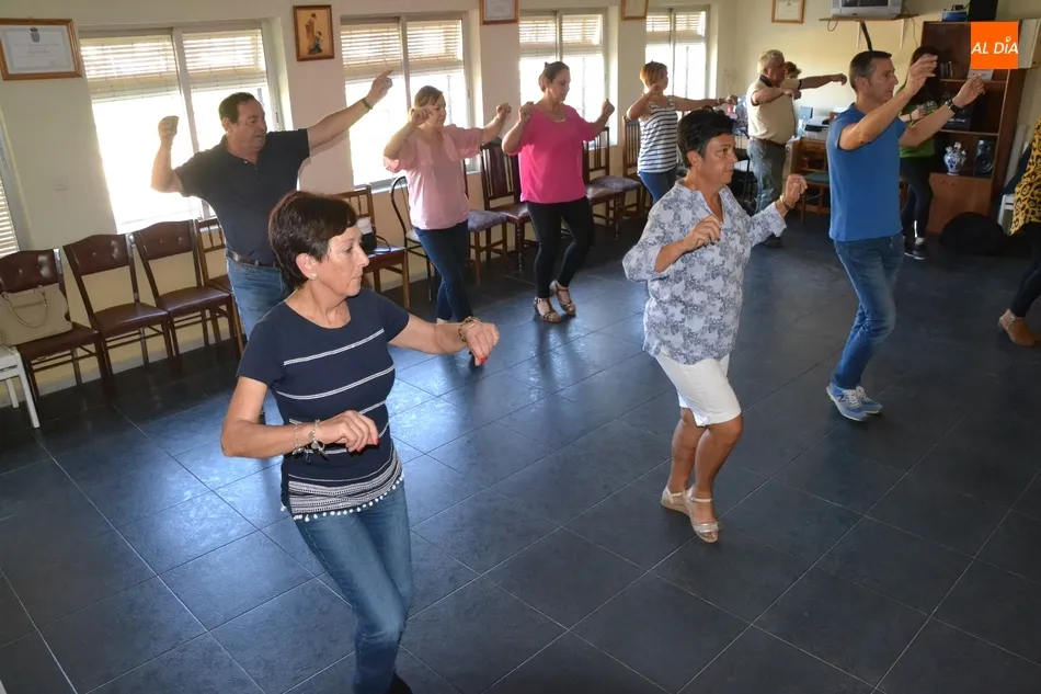 Foto 7 - La AVV de la Avenida de Espa&ntilde;a arranca su taller de baile charro camino de los 40 participantes  