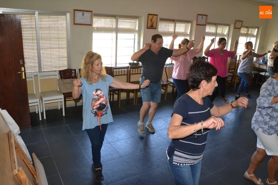 Foto 2 - La AVV de la Avenida de Espa&ntilde;a arranca su taller de baile charro camino de los 40 participantes  