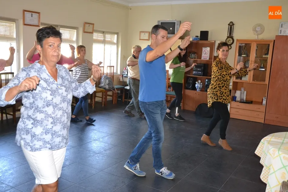 Foto 6 - La AVV de la Avenida de Espa&ntilde;a arranca su taller de baile charro camino de los 40 participantes  