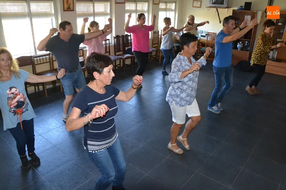 Foto 3 - La AVV de la Avenida de Espa&ntilde;a arranca su taller de baile charro camino de los 40 participantes  