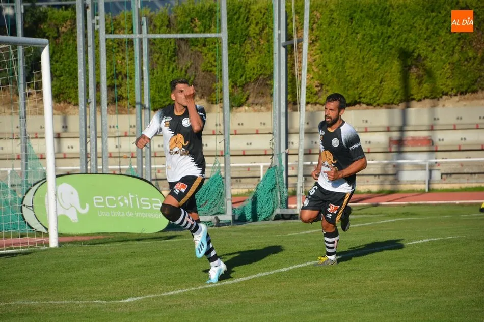David Grande y Portilla celebran un gol