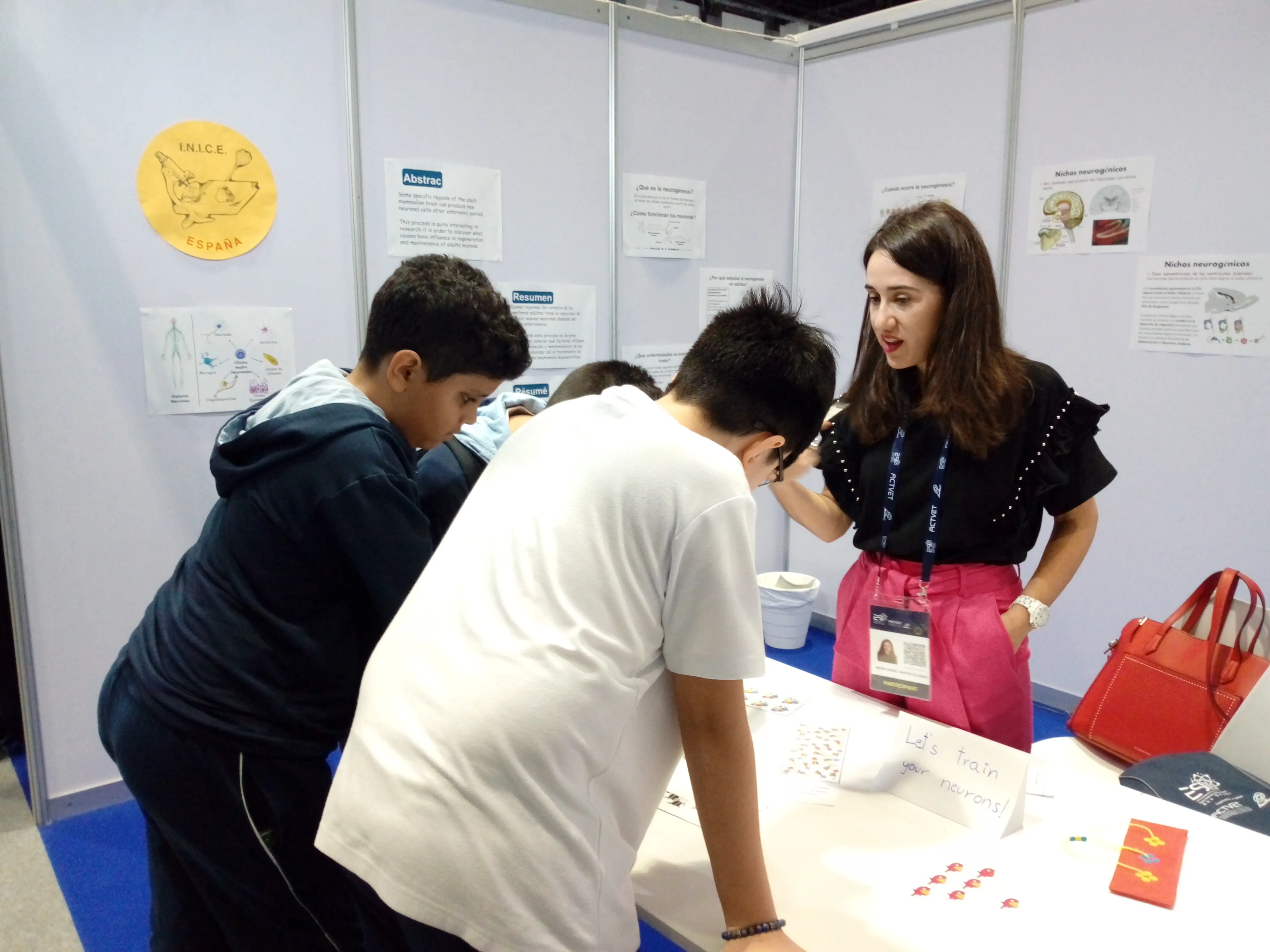 Foto 2 - Dos j&oacute;venes investigadoras salmantinas presentan sus trabajos en Abu Dhabi